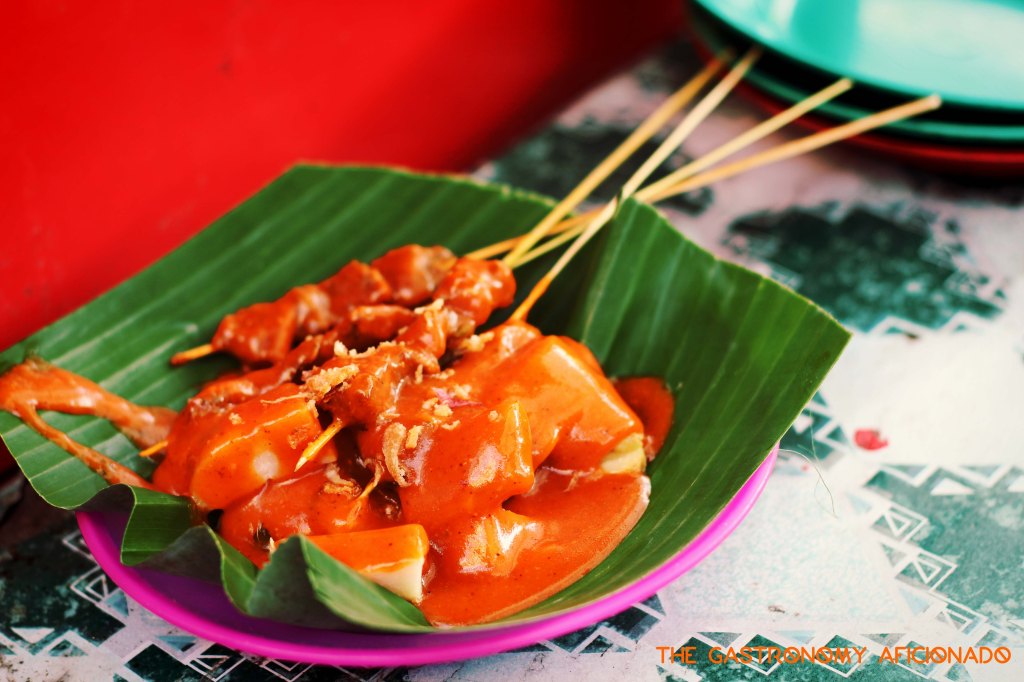 During the Tour de Singkarak festivity, the mayor of Padangpanjang generously hosted the sate Padang parade where people can order satay for free. This one is another interesting take as it has an orange color, not too spicy, but highly umami. I like it!