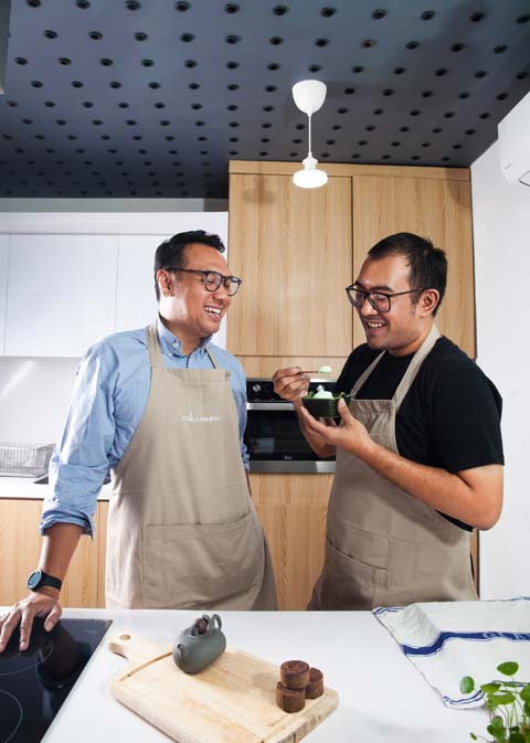 Gupta and Primo from Eskimomo are posing together in a kitchen.